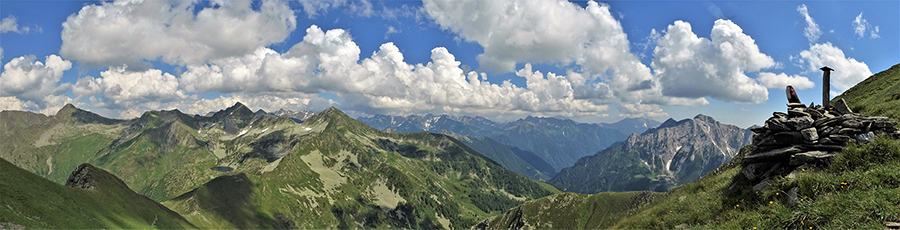 Da poco sotto la Cima di Lemma (2348 m) panoramica verso i Laghi di Porcile e i loro monti 